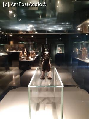 [P24] sacalul, animalul considerat sacru de catre zeul Anubis.  In findal este o parte din muzeul Mumificarii vazut prin sticla ce acopera acest exponat » foto by roth
 - 
<span class="allrVoted glyphicon glyphicon-heart hidden" id="av1222803"></span>
<a class="m-l-10 hidden" id="sv1222803" onclick="voting_Foto_DelVot(,1222803,25858)" role="button">șterge vot <span class="glyphicon glyphicon-remove"></span></a>
<a id="v91222803" class=" c-red"  onclick="voting_Foto_SetVot(1222803)" role="button"><span class="glyphicon glyphicon-heart-empty"></span> <b>LIKE</b> = Votează poza</a> <img class="hidden"  id="f1222803W9" src="/imagini/loader.gif" border="0" /><span class="AjErrMes hidden" id="e1222803ErM"></span>