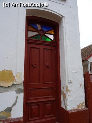 [P18] Ușă de acces pe prispă prevăzută cu un vitraliu simplu.  » foto by tata123 🔱
 - 
<span class="allrVoted glyphicon glyphicon-heart hidden" id="av1126029"></span>
<a class="m-l-10 hidden" id="sv1126029" onclick="voting_Foto_DelVot(,1126029,25913)" role="button">șterge vot <span class="glyphicon glyphicon-remove"></span></a>
<a id="v91126029" class=" c-red"  onclick="voting_Foto_SetVot(1126029)" role="button"><span class="glyphicon glyphicon-heart-empty"></span> <b>LIKE</b> = Votează poza</a> <img class="hidden"  id="f1126029W9" src="/imagini/loader.gif" border="0" /><span class="AjErrMes hidden" id="e1126029ErM"></span>