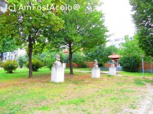 [P18] Busturi expuse în curtea Casei Pogor.  » foto by tata123 🔱
 - 
<span class="allrVoted glyphicon glyphicon-heart hidden" id="av708617"></span>
<a class="m-l-10 hidden" id="sv708617" onclick="voting_Foto_DelVot(,708617,25937)" role="button">șterge vot <span class="glyphicon glyphicon-remove"></span></a>
<a id="v9708617" class=" c-red"  onclick="voting_Foto_SetVot(708617)" role="button"><span class="glyphicon glyphicon-heart-empty"></span> <b>LIKE</b> = Votează poza</a> <img class="hidden"  id="f708617W9" src="/imagini/loader.gif" border="0" /><span class="AjErrMes hidden" id="e708617ErM"></span>