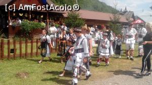 [P06] Dintr-o data, zona se anima, apar grupuri de tineri (si nu numai) imbracati in vesminte traditionale » foto by dorgo
 - 
<span class="allrVoted glyphicon glyphicon-heart hidden" id="av1134391"></span>
<a class="m-l-10 hidden" id="sv1134391" onclick="voting_Foto_DelVot(,1134391,26006)" role="button">șterge vot <span class="glyphicon glyphicon-remove"></span></a>
<a id="v91134391" class=" c-red"  onclick="voting_Foto_SetVot(1134391)" role="button"><span class="glyphicon glyphicon-heart-empty"></span> <b>LIKE</b> = Votează poza</a> <img class="hidden"  id="f1134391W9" src="/imagini/loader.gif" border="0" /><span class="AjErrMes hidden" id="e1134391ErM"></span>
