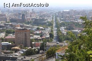 [P60] Yerevanul văzut de la Muzeul Militar Mama Armenia, Bd. Mesrop Mashtots se vede mai bine, de asemenea și Opera, poză mărită la maxim...  » foto by mprofeanu
 - 
<span class="allrVoted glyphicon glyphicon-heart hidden" id="av1140041"></span>
<a class="m-l-10 hidden" id="sv1140041" onclick="voting_Foto_DelVot(,1140041,26066)" role="button">șterge vot <span class="glyphicon glyphicon-remove"></span></a>
<a id="v91140041" class=" c-red"  onclick="voting_Foto_SetVot(1140041)" role="button"><span class="glyphicon glyphicon-heart-empty"></span> <b>LIKE</b> = Votează poza</a> <img class="hidden"  id="f1140041W9" src="/imagini/loader.gif" border="0" /><span class="AjErrMes hidden" id="e1140041ErM"></span>
