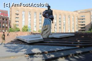 [P76] Yerevan, Parcul Memorial, Statuia lui Aram Manoukian, fondatorul primei Republici Armenia lângă stația de metrou Republicii și aproape de Piața Republicii » foto by mprofeanu
 - 
<span class="allrVoted glyphicon glyphicon-heart hidden" id="av1140060"></span>
<a class="m-l-10 hidden" id="sv1140060" onclick="voting_Foto_DelVot(,1140060,26066)" role="button">șterge vot <span class="glyphicon glyphicon-remove"></span></a>
<a id="v91140060" class=" c-red"  onclick="voting_Foto_SetVot(1140060)" role="button"><span class="glyphicon glyphicon-heart-empty"></span> <b>LIKE</b> = Votează poza</a> <img class="hidden"  id="f1140060W9" src="/imagini/loader.gif" border="0" /><span class="AjErrMes hidden" id="e1140060ErM"></span>