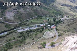 [P05] Vardzia, Parcarea „Orașului Rupestru” văzută de sus, se vede și șoseaua ce duce la orașul rupestru dar și poteca de întoarcere în stânga » foto by mprofeanu
 - 
<span class="allrVoted glyphicon glyphicon-heart hidden" id="av1142447"></span>
<a class="m-l-10 hidden" id="sv1142447" onclick="voting_Foto_DelVot(,1142447,26115)" role="button">șterge vot <span class="glyphicon glyphicon-remove"></span></a>
<a id="v91142447" class=" c-red"  onclick="voting_Foto_SetVot(1142447)" role="button"><span class="glyphicon glyphicon-heart-empty"></span> <b>LIKE</b> = Votează poza</a> <img class="hidden"  id="f1142447W9" src="/imagini/loader.gif" border="0" /><span class="AjErrMes hidden" id="e1142447ErM"></span>