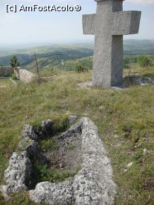 [P11] În apropierea Bisericii dintr-o piatră se află Necropola tracică. Această cruce masivă semnalează existența mormintelor tracice.  » foto by Floryn81
 - 
<span class="allrVoted glyphicon glyphicon-heart hidden" id="av821790"></span>
<a class="m-l-10 hidden" id="sv821790" onclick="voting_Foto_DelVot(,821790,26152)" role="button">șterge vot <span class="glyphicon glyphicon-remove"></span></a>
<a id="v9821790" class=" c-red"  onclick="voting_Foto_SetVot(821790)" role="button"><span class="glyphicon glyphicon-heart-empty"></span> <b>LIKE</b> = Votează poza</a> <img class="hidden"  id="f821790W9" src="/imagini/loader.gif" border="0" /><span class="AjErrMes hidden" id="e821790ErM"></span>