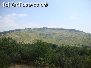[P06] În dreapta am admirat dealul Istrița, un alt loc pe care ne dorim să-l explorăm. La câțiva kilometri se află chilia lui Ambrozie, obiectiv pe care vrem să îl vizităm în 2017. » foto by Floryn81
 - 
<span class="allrVoted glyphicon glyphicon-heart hidden" id="av821785"></span>
<a class="m-l-10 hidden" id="sv821785" onclick="voting_Foto_DelVot(,821785,26152)" role="button">șterge vot <span class="glyphicon glyphicon-remove"></span></a>
<a id="v9821785" class=" c-red"  onclick="voting_Foto_SetVot(821785)" role="button"><span class="glyphicon glyphicon-heart-empty"></span> <b>LIKE</b> = Votează poza</a> <img class="hidden"  id="f821785W9" src="/imagini/loader.gif" border="0" /><span class="AjErrMes hidden" id="e821785ErM"></span>