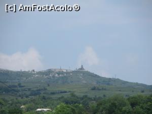 [P05] Biserica dintr-o Piatră privită de pe o culme din apropierea satului Proșca.  » foto by tata123 🔱
 - 
<span class="allrVoted glyphicon glyphicon-heart hidden" id="av863836"></span>
<a class="m-l-10 hidden" id="sv863836" onclick="voting_Foto_DelVot(,863836,26152)" role="button">șterge vot <span class="glyphicon glyphicon-remove"></span></a>
<a id="v9863836" class=" c-red"  onclick="voting_Foto_SetVot(863836)" role="button"><span class="glyphicon glyphicon-heart-empty"></span> <b>LIKE</b> = Votează poza</a> <img class="hidden"  id="f863836W9" src="/imagini/loader.gif" border="0" /><span class="AjErrMes hidden" id="e863836ErM"></span>