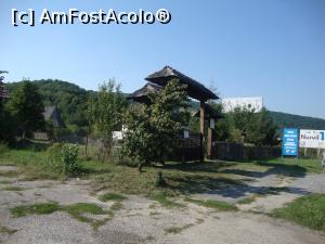 [P01] Muzeul Satului Vâlcean - intrarea secundară, aflată partea stângă a DN 7, la ieșirea din Râmnicu Vâlcea spre Sibiu.  » foto by Floryn81
 - 
<span class="allrVoted glyphicon glyphicon-heart hidden" id="av715829"></span>
<a class="m-l-10 hidden" id="sv715829" onclick="voting_Foto_DelVot(,715829,26230)" role="button">șterge vot <span class="glyphicon glyphicon-remove"></span></a>
<a id="v9715829" class=" c-red"  onclick="voting_Foto_SetVot(715829)" role="button"><span class="glyphicon glyphicon-heart-empty"></span> <b>LIKE</b> = Votează poza</a> <img class="hidden"  id="f715829W9" src="/imagini/loader.gif" border="0" /><span class="AjErrMes hidden" id="e715829ErM"></span>