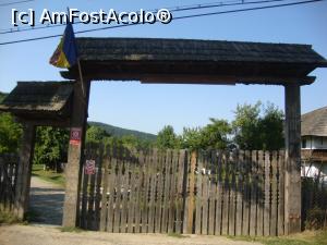 [P03] Muzeul Satului Vâlcean - Intrarea principală de pe strada Valea Bujorencii. Observăm că obiectivul este declarat monument istoric.  » foto by Floryn81
 - 
<span class="allrVoted glyphicon glyphicon-heart hidden" id="av715831"></span>
<a class="m-l-10 hidden" id="sv715831" onclick="voting_Foto_DelVot(,715831,26230)" role="button">șterge vot <span class="glyphicon glyphicon-remove"></span></a>
<a id="v9715831" class=" c-red"  onclick="voting_Foto_SetVot(715831)" role="button"><span class="glyphicon glyphicon-heart-empty"></span> <b>LIKE</b> = Votează poza</a> <img class="hidden"  id="f715831W9" src="/imagini/loader.gif" border="0" /><span class="AjErrMes hidden" id="e715831ErM"></span>