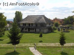 [P04] Muzeul Satului Vâlcean - Hanul lui Bogdan. » foto by iulianic
 - 
<span class="allrVoted glyphicon glyphicon-heart hidden" id="av1253607"></span>
<a class="m-l-10 hidden" id="sv1253607" onclick="voting_Foto_DelVot(,1253607,26230)" role="button">șterge vot <span class="glyphicon glyphicon-remove"></span></a>
<a id="v91253607" class=" c-red"  onclick="voting_Foto_SetVot(1253607)" role="button"><span class="glyphicon glyphicon-heart-empty"></span> <b>LIKE</b> = Votează poza</a> <img class="hidden"  id="f1253607W9" src="/imagini/loader.gif" border="0" /><span class="AjErrMes hidden" id="e1253607ErM"></span>