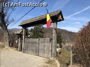 [P01] Intrarea prin poarta sculptata din lemn uin Muzeul Satului Valcean » foto by Dan&Ema
 - 
<span class="allrVoted glyphicon glyphicon-heart hidden" id="av1151631"></span>
<a class="m-l-10 hidden" id="sv1151631" onclick="voting_Foto_DelVot(,1151631,26230)" role="button">șterge vot <span class="glyphicon glyphicon-remove"></span></a>
<a id="v91151631" class=" c-red"  onclick="voting_Foto_SetVot(1151631)" role="button"><span class="glyphicon glyphicon-heart-empty"></span> <b>LIKE</b> = Votează poza</a> <img class="hidden"  id="f1151631W9" src="/imagini/loader.gif" border="0" /><span class="AjErrMes hidden" id="e1151631ErM"></span>