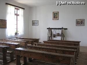 [P02] Interior școală, î. sec. XX - Muzeul Satului Vâlcean, Bujoreni » foto by tata123 🔱
 - 
<span class="allrVoted glyphicon glyphicon-heart hidden" id="av555739"></span>
<a class="m-l-10 hidden" id="sv555739" onclick="voting_Foto_DelVot(,555739,26230)" role="button">șterge vot <span class="glyphicon glyphicon-remove"></span></a>
<a id="v9555739" class=" c-red"  onclick="voting_Foto_SetVot(555739)" role="button"><span class="glyphicon glyphicon-heart-empty"></span> <b>LIKE</b> = Votează poza</a> <img class="hidden"  id="f555739W9" src="/imagini/loader.gif" border="0" /><span class="AjErrMes hidden" id="e555739ErM"></span>