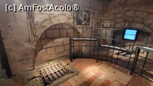 [P11] Am urcat in turnul care a fost mai intai un turn defensiv, transformat apoi in <strong>temnita </strong>infioratoare, cu o incapere rece, intunecata, cu pereti inalti si grosi, ce nu avea usi, ci doar o deschidere in tavan. Garzile aruncau prizonierii prin aceasta gaura in temnita de dedesubt. » foto by geani anto
 - 
<span class="allrVoted glyphicon glyphicon-heart hidden" id="av1416344"></span>
<a class="m-l-10 hidden" id="sv1416344" onclick="voting_Foto_DelVot(,1416344,26232)" role="button">șterge vot <span class="glyphicon glyphicon-remove"></span></a>
<a id="v91416344" class=" c-red"  onclick="voting_Foto_SetVot(1416344)" role="button"><span class="glyphicon glyphicon-heart-empty"></span> <b>LIKE</b> = Votează poza</a> <img class="hidden"  id="f1416344W9" src="/imagini/loader.gif" border="0" /><span class="AjErrMes hidden" id="e1416344ErM"></span>
