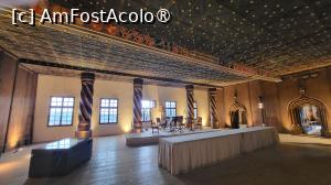 [P30] <strong>Sala de Aur</strong> se folosea pentru receptii si festivitati, fiind cea mai mare, cea mai simpla si in acelasi timp cea mai impresionanta incapere din apartamentele regale. Cu portalurile sale gotice, coloanele si tavanul casetat azuriu din lemn cu grinzi si nasturi aurii, ce arata ca un cer de noapte plin de stele, impresioneaza nu doar oaspetii de astazi, ci si pe cei de atunci.

Grinda lunga care sustine acoperisul este pictata cu steme, atat ale Arhiepiscopului Leonhard von Keutschach si ale imperiului, cat si cu cele ale celor mai puternice orase germane si ale eparhiilor aliate cu Salzburg. » foto by geani anto
 - 
<span class="allrVoted glyphicon glyphicon-heart hidden" id="av1416363"></span>
<a class="m-l-10 hidden" id="sv1416363" onclick="voting_Foto_DelVot(,1416363,26232)" role="button">șterge vot <span class="glyphicon glyphicon-remove"></span></a>
<a id="v91416363" class=" c-red"  onclick="voting_Foto_SetVot(1416363)" role="button"><span class="glyphicon glyphicon-heart-empty"></span> <b>LIKE</b> = Votează poza</a> <img class="hidden"  id="f1416363W9" src="/imagini/loader.gif" border="0" /><span class="AjErrMes hidden" id="e1416363ErM"></span>