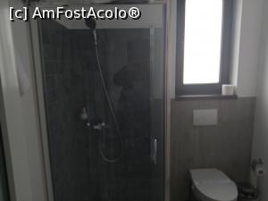 [P20] Cabina de duş din una din camerele pensiunii Pensiunea " Riana" din oraşul Adjud, judeţul Vrancea, Moldova.  » foto by traian.leuca †
 - 
<span class="allrVoted glyphicon glyphicon-heart hidden" id="av1153773"></span>
<a class="m-l-10 hidden" id="sv1153773" onclick="voting_Foto_DelVot(,1153773,26246)" role="button">șterge vot <span class="glyphicon glyphicon-remove"></span></a>
<a id="v91153773" class=" c-red"  onclick="voting_Foto_SetVot(1153773)" role="button"><span class="glyphicon glyphicon-heart-empty"></span> <b>LIKE</b> = Votează poza</a> <img class="hidden"  id="f1153773W9" src="/imagini/loader.gif" border="0" /><span class="AjErrMes hidden" id="e1153773ErM"></span>