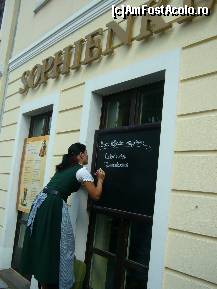 [P13] Dresda, restaurantul 'Sophienkeller', domnisoara scria meniul zilei... » foto by magdalena
 - 
<span class="allrVoted glyphicon glyphicon-heart hidden" id="av148356"></span>
<a class="m-l-10 hidden" id="sv148356" onclick="voting_Foto_DelVot(,148356,26286)" role="button">șterge vot <span class="glyphicon glyphicon-remove"></span></a>
<a id="v9148356" class=" c-red"  onclick="voting_Foto_SetVot(148356)" role="button"><span class="glyphicon glyphicon-heart-empty"></span> <b>LIKE</b> = Votează poza</a> <img class="hidden"  id="f148356W9" src="/imagini/loader.gif" border="0" /><span class="AjErrMes hidden" id="e148356ErM"></span>