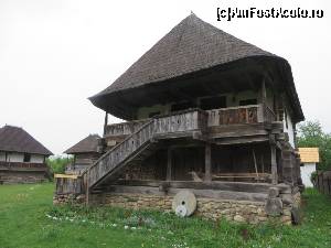 [P02] Muzeul Arhitecturii Populare Gorjene - Curtișoara aici începe turul.  » foto by tata123 🔱
 - 
<span class="allrVoted glyphicon glyphicon-heart hidden" id="av657121"></span>
<a class="m-l-10 hidden" id="sv657121" onclick="voting_Foto_DelVot(,657121,26290)" role="button">șterge vot <span class="glyphicon glyphicon-remove"></span></a>
<a id="v9657121" class=" c-red"  onclick="voting_Foto_SetVot(657121)" role="button"><span class="glyphicon glyphicon-heart-empty"></span> <b>LIKE</b> = Votează poza</a> <img class="hidden"  id="f657121W9" src="/imagini/loader.gif" border="0" /><span class="AjErrMes hidden" id="e657121ErM"></span>
