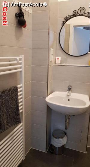 [P15] O parte din baie, cu chiuveta și oglinda aferentă » foto by Costi
 - 
<span class="allrVoted glyphicon glyphicon-heart hidden" id="av1159289"></span>
<a class="m-l-10 hidden" id="sv1159289" onclick="voting_Foto_DelVot(,1159289,26293)" role="button">șterge vot <span class="glyphicon glyphicon-remove"></span></a>
<a id="v91159289" class=" c-red"  onclick="voting_Foto_SetVot(1159289)" role="button"><span class="glyphicon glyphicon-heart-empty"></span> <b>LIKE</b> = Votează poza</a> <img class="hidden"  id="f1159289W9" src="/imagini/loader.gif" border="0" /><span class="AjErrMes hidden" id="e1159289ErM"></span>