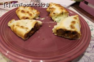 [P32] Buenos Aires, Restaurantul La Aguada, Empanada cu Carne tocata cu cuțitul și, în spate, Empanada Gauchita cu brânză Roquefort și mozzarella, porția mea » foto by mprofeanu
 - 
<span class="allrVoted glyphicon glyphicon-heart hidden" id="av1161502"></span>
<a class="m-l-10 hidden" id="sv1161502" onclick="voting_Foto_DelVot(,1161502,26304)" role="button">șterge vot <span class="glyphicon glyphicon-remove"></span></a>
<a id="v91161502" class=" c-red"  onclick="voting_Foto_SetVot(1161502)" role="button"><span class="glyphicon glyphicon-heart-empty"></span> <b>LIKE</b> = Votează poza</a> <img class="hidden"  id="f1161502W9" src="/imagini/loader.gif" border="0" /><span class="AjErrMes hidden" id="e1161502ErM"></span>