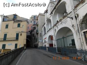 [P40] În stânga clădirea în care se află hotelul, în faţă tunelul. Trebuia să mergem pe lângă balustrada din stânga şi să ne lipim de ea când venea vreo maşină » foto by irinad
 - 
<span class="allrVoted glyphicon glyphicon-heart hidden" id="av1163022"></span>
<a class="m-l-10 hidden" id="sv1163022" onclick="voting_Foto_DelVot(,1163022,26312)" role="button">șterge vot <span class="glyphicon glyphicon-remove"></span></a>
<a id="v91163022" class=" c-red"  onclick="voting_Foto_SetVot(1163022)" role="button"><span class="glyphicon glyphicon-heart-empty"></span> <b>LIKE</b> = Votează poza</a> <img class="hidden"  id="f1163022W9" src="/imagini/loader.gif" border="0" /><span class="AjErrMes hidden" id="e1163022ErM"></span>