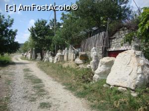 [P09] Am ajuns la ”Muzeul țăranului cioplitor al pietrii”, după cum și-a denumit Ion Moacă inedita sa colecție.  » foto by Floryn81
 - 
<span class="allrVoted glyphicon glyphicon-heart hidden" id="av767585"></span>
<a class="m-l-10 hidden" id="sv767585" onclick="voting_Foto_DelVot(,767585,26347)" role="button">șterge vot <span class="glyphicon glyphicon-remove"></span></a>
<a id="v9767585" class=" c-red"  onclick="voting_Foto_SetVot(767585)" role="button"><span class="glyphicon glyphicon-heart-empty"></span> <b>LIKE</b> = Votează poza</a> <img class="hidden"  id="f767585W9" src="/imagini/loader.gif" border="0" /><span class="AjErrMes hidden" id="e767585ErM"></span>
