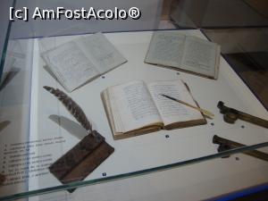 [P30] Câteva cărți vechi și o pană pentru scris.  » foto by Floryn81
 - 
<span class="allrVoted glyphicon glyphicon-heart hidden" id="av818084"></span>
<a class="m-l-10 hidden" id="sv818084" onclick="voting_Foto_DelVot(,818084,26354)" role="button">șterge vot <span class="glyphicon glyphicon-remove"></span></a>
<a id="v9818084" class=" c-red"  onclick="voting_Foto_SetVot(818084)" role="button"><span class="glyphicon glyphicon-heart-empty"></span> <b>LIKE</b> = Votează poza</a> <img class="hidden"  id="f818084W9" src="/imagini/loader.gif" border="0" /><span class="AjErrMes hidden" id="e818084ErM"></span>