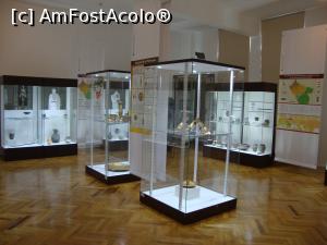 [P06] Exponatele sunt așezate în vitrine bine luminate (o amenajare modernă, în urma lucrărilor de reabilitare din ultimii ani).  » foto by Floryn81
 - 
<span class="allrVoted glyphicon glyphicon-heart hidden" id="av818060"></span>
<a class="m-l-10 hidden" id="sv818060" onclick="voting_Foto_DelVot(,818060,26354)" role="button">șterge vot <span class="glyphicon glyphicon-remove"></span></a>
<a id="v9818060" class=" c-red"  onclick="voting_Foto_SetVot(818060)" role="button"><span class="glyphicon glyphicon-heart-empty"></span> <b>LIKE</b> = Votează poza</a> <img class="hidden"  id="f818060W9" src="/imagini/loader.gif" border="0" /><span class="AjErrMes hidden" id="e818060ErM"></span>