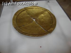 [P09] Platoul spart în patru bucăți este cea mai mare piesă recuperată din tezaurul de la Pietroasele (7,6 kilograme).  » foto by Floryn81
 - 
<span class="allrVoted glyphicon glyphicon-heart hidden" id="av818063"></span>
<a class="m-l-10 hidden" id="sv818063" onclick="voting_Foto_DelVot(,818063,26354)" role="button">șterge vot <span class="glyphicon glyphicon-remove"></span></a>
<a id="v9818063" class=" c-red"  onclick="voting_Foto_SetVot(818063)" role="button"><span class="glyphicon glyphicon-heart-empty"></span> <b>LIKE</b> = Votează poza</a> <img class="hidden"  id="f818063W9" src="/imagini/loader.gif" border="0" /><span class="AjErrMes hidden" id="e818063ErM"></span>