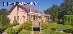 [P08] <strong>Villa Vinci, casa proprietarului și tronul din piatră, personalizat cu numele lui. </strong> » foto by Aurici
 - 
<span class="allrVoted glyphicon glyphicon-heart hidden" id="av1178214"></span>
<a class="m-l-10 hidden" id="sv1178214" onclick="voting_Foto_DelVot(,1178214,26461)" role="button">șterge vot <span class="glyphicon glyphicon-remove"></span></a>
<a id="v91178214" class=" c-red"  onclick="voting_Foto_SetVot(1178214)" role="button"><span class="glyphicon glyphicon-heart-empty"></span> <b>LIKE</b> = Votează poza</a> <img class="hidden"  id="f1178214W9" src="/imagini/loader.gif" border="0" /><span class="AjErrMes hidden" id="e1178214ErM"></span>
