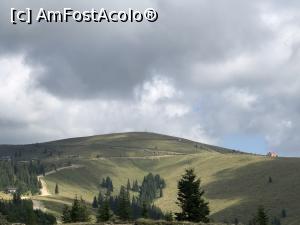 [P07] se vede drumul care urca in Curmatura La Piatra Rosie catre creasta » foto by Dan&Ema
 - 
<span class="allrVoted glyphicon glyphicon-heart hidden" id="av1184101"></span>
<a class="m-l-10 hidden" id="sv1184101" onclick="voting_Foto_DelVot(,1184101,26514)" role="button">șterge vot <span class="glyphicon glyphicon-remove"></span></a>
<a id="v91184101" class=" c-red"  onclick="voting_Foto_SetVot(1184101)" role="button"><span class="glyphicon glyphicon-heart-empty"></span> <b>LIKE</b> = Votează poza</a> <img class="hidden"  id="f1184101W9" src="/imagini/loader.gif" border="0" /><span class="AjErrMes hidden" id="e1184101ErM"></span>