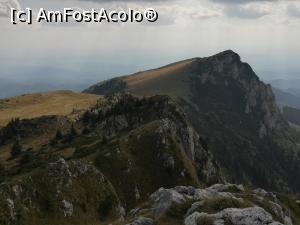 [P17] Vârful Buila vîzut de pe Vârful Vânturarița Mare » foto by Mika
 - 
<span class="allrVoted glyphicon glyphicon-heart hidden" id="av1190890"></span>
<a class="m-l-10 hidden" id="sv1190890" onclick="voting_Foto_DelVot(,1190890,26579)" role="button">șterge vot <span class="glyphicon glyphicon-remove"></span></a>
<a id="v91190890" class=" c-red"  onclick="voting_Foto_SetVot(1190890)" role="button"><span class="glyphicon glyphicon-heart-empty"></span> <b>LIKE</b> = Votează poza</a> <img class="hidden"  id="f1190890W9" src="/imagini/loader.gif" border="0" /><span class="AjErrMes hidden" id="e1190890ErM"></span>
