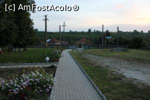 [P39] Pensiunea La Casa Boierului, Cătunele, Gorj, Vedere spre poarta pensiunii, curte imensă, îngrădită.... » foto by mprofeanu
 - 
<span class="allrVoted glyphicon glyphicon-heart hidden" id="av1195504"></span>
<a class="m-l-10 hidden" id="sv1195504" onclick="voting_Foto_DelVot(,1195504,26610)" role="button">șterge vot <span class="glyphicon glyphicon-remove"></span></a>
<a id="v91195504" class=" c-red"  onclick="voting_Foto_SetVot(1195504)" role="button"><span class="glyphicon glyphicon-heart-empty"></span> <b>LIKE</b> = Votează poza</a> <img class="hidden"  id="f1195504W9" src="/imagini/loader.gif" border="0" /><span class="AjErrMes hidden" id="e1195504ErM"></span>