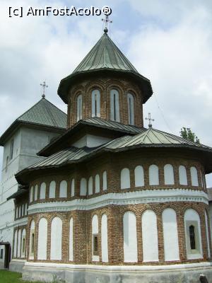 [P01] Mănăstirea Jitianu - Biserica, vedere dinspre sud-est. » foto by iulianic
 - 
<span class="allrVoted glyphicon glyphicon-heart hidden" id="av1209873"></span>
<a class="m-l-10 hidden" id="sv1209873" onclick="voting_Foto_DelVot(,1209873,26689)" role="button">șterge vot <span class="glyphicon glyphicon-remove"></span></a>
<a id="v91209873" class=" c-red"  onclick="voting_Foto_SetVot(1209873)" role="button"><span class="glyphicon glyphicon-heart-empty"></span> <b>LIKE</b> = Votează poza</a> <img class="hidden"  id="f1209873W9" src="/imagini/loader.gif" border="0" /><span class="AjErrMes hidden" id="e1209873ErM"></span>