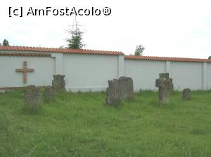 [P21] Mănăstirea Jitianu - Vechi morminte în curtea sfântului lăcaș. » foto by iulianic
 - 
<span class="allrVoted glyphicon glyphicon-heart hidden" id="av1209893"></span>
<a class="m-l-10 hidden" id="sv1209893" onclick="voting_Foto_DelVot(,1209893,26689)" role="button">șterge vot <span class="glyphicon glyphicon-remove"></span></a>
<a id="v91209893" class=" c-red"  onclick="voting_Foto_SetVot(1209893)" role="button"><span class="glyphicon glyphicon-heart-empty"></span> <b>LIKE</b> = Votează poza</a> <img class="hidden"  id="f1209893W9" src="/imagini/loader.gif" border="0" /><span class="AjErrMes hidden" id="e1209893ErM"></span>