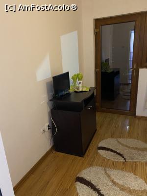 [P07] Televizor micuț, în ton cu mărimea camerei. Mergea, totuși, oleacă mai mare. » foto by Coni FotoMedia
 - 
<span class="allrVoted glyphicon glyphicon-heart hidden" id="av1210284"></span>
<a class="m-l-10 hidden" id="sv1210284" onclick="voting_Foto_DelVot(,1210284,26692)" role="button">șterge vot <span class="glyphicon glyphicon-remove"></span></a>
<a id="v91210284" class=" c-red"  onclick="voting_Foto_SetVot(1210284)" role="button"><span class="glyphicon glyphicon-heart-empty"></span> <b>LIKE</b> = Votează poza</a> <img class="hidden"  id="f1210284W9" src="/imagini/loader.gif" border="0" /><span class="AjErrMes hidden" id="e1210284ErM"></span>