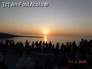 [P21] Aglomeraţie la spectacolul apusului de soare din Oia » foto by irinad
 - 
<span class="allrVoted glyphicon glyphicon-heart hidden" id="av1211396"></span>
<a class="m-l-10 hidden" id="sv1211396" onclick="voting_Foto_DelVot(,1211396,26698)" role="button">șterge vot <span class="glyphicon glyphicon-remove"></span></a>
<a id="v91211396" class=" c-red"  onclick="voting_Foto_SetVot(1211396)" role="button"><span class="glyphicon glyphicon-heart-empty"></span> <b>LIKE</b> = Votează poza</a> <img class="hidden"  id="f1211396W9" src="/imagini/loader.gif" border="0" /><span class="AjErrMes hidden" id="e1211396ErM"></span>