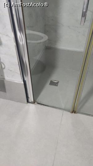 [P02] Cabina de duș » foto by Laura U
 - 
<span class="allrVoted glyphicon glyphicon-heart hidden" id="av1396444"></span>
<a class="m-l-10 hidden" id="sv1396444" onclick="voting_Foto_DelVot(,1396444,26709)" role="button">șterge vot <span class="glyphicon glyphicon-remove"></span></a>
<a id="v91396444" class=" c-red"  onclick="voting_Foto_SetVot(1396444)" role="button"><span class="glyphicon glyphicon-heart-empty"></span> <b>LIKE</b> = Votează poza</a> <img class="hidden"  id="f1396444W9" src="/imagini/loader.gif" border="0" /><span class="AjErrMes hidden" id="e1396444ErM"></span>