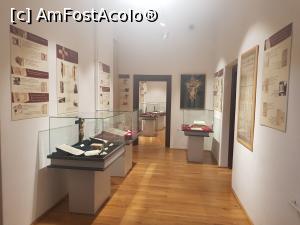 [P02] Vitrine cu carti vechi. » foto by NELUTU D-tru
 - 
<span class="allrVoted glyphicon glyphicon-heart hidden" id="av1178632"></span>
<a class="m-l-10 hidden" id="sv1178632" onclick="voting_Foto_DelVot(,1178632,26713)" role="button">șterge vot <span class="glyphicon glyphicon-remove"></span></a>
<a id="v91178632" class=" c-red"  onclick="voting_Foto_SetVot(1178632)" role="button"><span class="glyphicon glyphicon-heart-empty"></span> <b>LIKE</b> = Votează poza</a> <img class="hidden"  id="f1178632W9" src="/imagini/loader.gif" border="0" /><span class="AjErrMes hidden" id="e1178632ErM"></span>