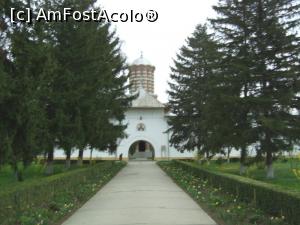 [P01] Mănăstirea Sămurcășești - Aleea și gangul de la intrare. » foto by iulianic
 - 
<span class="allrVoted glyphicon glyphicon-heart hidden" id="av1214834"></span>
<a class="m-l-10 hidden" id="sv1214834" onclick="voting_Foto_DelVot(,1214834,26723)" role="button">șterge vot <span class="glyphicon glyphicon-remove"></span></a>
<a id="v91214834" class=" c-red"  onclick="voting_Foto_SetVot(1214834)" role="button"><span class="glyphicon glyphicon-heart-empty"></span> <b>LIKE</b> = Votează poza</a> <img class="hidden"  id="f1214834W9" src="/imagini/loader.gif" border="0" /><span class="AjErrMes hidden" id="e1214834ErM"></span>