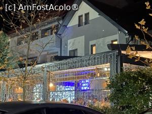 [P02] Hotel Subcarpaţi, Curtea de Argeş -  vedere din parcare cu Bistroul şi hotelul » foto by nicole33
 - 
<span class="allrVoted glyphicon glyphicon-heart hidden" id="av1414504"></span>
<a class="m-l-10 hidden" id="sv1414504" onclick="voting_Foto_DelVot(,1414504,26734)" role="button">șterge vot <span class="glyphicon glyphicon-remove"></span></a>
<a id="v91414504" class=" c-red"  onclick="voting_Foto_SetVot(1414504)" role="button"><span class="glyphicon glyphicon-heart-empty"></span> <b>LIKE</b> = Votează poza</a> <img class="hidden"  id="f1414504W9" src="/imagini/loader.gif" border="0" /><span class="AjErrMes hidden" id="e1414504ErM"></span>