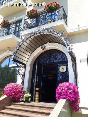 [P01] The Arlington Craiova.Intrarea principala in vara anului 2019. » foto by Floria
 - 
<span class="allrVoted glyphicon glyphicon-heart hidden" id="av1218964"></span>
<a class="m-l-10 hidden" id="sv1218964" onclick="voting_Foto_DelVot(,1218964,26759)" role="button">șterge vot <span class="glyphicon glyphicon-remove"></span></a>
<a id="v91218964" class=" c-red"  onclick="voting_Foto_SetVot(1218964)" role="button"><span class="glyphicon glyphicon-heart-empty"></span> <b>LIKE</b> = Votează poza</a> <img class="hidden"  id="f1218964W9" src="/imagini/loader.gif" border="0" /><span class="AjErrMes hidden" id="e1218964ErM"></span>