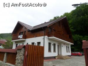 [P01] Pensiunea Livada Amely. Undeva mai &icirc;n spate se observă parcarea. » foto by Safta Radu
 - 
<span class="allrVoted glyphicon glyphicon-heart hidden" id="av1226098"></span>
<a class="m-l-10 hidden" id="sv1226098" onclick="voting_Foto_DelVot(,1226098,26818)" role="button">șterge vot <span class="glyphicon glyphicon-remove"></span></a>
<a id="v91226098" class=" c-red"  onclick="voting_Foto_SetVot(1226098)" role="button"><span class="glyphicon glyphicon-heart-empty"></span> <b>LIKE</b> = Votează poza</a> <img class="hidden"  id="f1226098W9" src="/imagini/loader.gif" border="0" /><span class="AjErrMes hidden" id="e1226098ErM"></span>