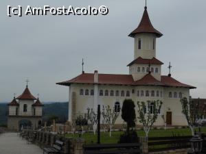 [P02] Mănăstirea Ștefan cel Mare - Slănic Moldova. Biserica, latura sudică. » foto by iulianic
 - 
<span class="allrVoted glyphicon glyphicon-heart hidden" id="av1229086"></span>
<a class="m-l-10 hidden" id="sv1229086" onclick="voting_Foto_DelVot(,1229086,26853)" role="button">șterge vot <span class="glyphicon glyphicon-remove"></span></a>
<a id="v91229086" class=" c-red"  onclick="voting_Foto_SetVot(1229086)" role="button"><span class="glyphicon glyphicon-heart-empty"></span> <b>LIKE</b> = Votează poza</a> <img class="hidden"  id="f1229086W9" src="/imagini/loader.gif" border="0" /><span class="AjErrMes hidden" id="e1229086ErM"></span>