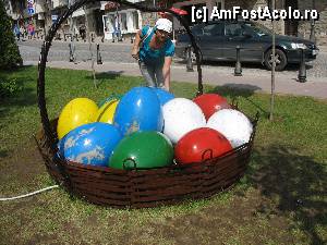 [P03] Coşurile cu ouă colorate au fost puse în toate locurile publice importante din oraş. Aici, în Piaţa Ţar Asan » foto by almona
 - 
<span class="allrVoted glyphicon glyphicon-heart hidden" id="av416428"></span>
<a class="m-l-10 hidden" id="sv416428" onclick="voting_Foto_DelVot(,416428,26860)" role="button">șterge vot <span class="glyphicon glyphicon-remove"></span></a>
<a id="v9416428" class=" c-red"  onclick="voting_Foto_SetVot(416428)" role="button"><span class="glyphicon glyphicon-heart-empty"></span> <b>LIKE</b> = Votează poza</a> <img class="hidden"  id="f416428W9" src="/imagini/loader.gif" border="0" /><span class="AjErrMes hidden" id="e416428ErM"></span>