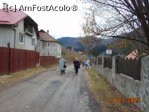 [P36] strada de pamînt în fata pensiunii » foto by Yolanda
 - 
<span class="allrVoted glyphicon glyphicon-heart hidden" id="av1476820"></span>
<a class="m-l-10 hidden" id="sv1476820" onclick="voting_Foto_DelVot(,1476820,26962)" role="button">șterge vot <span class="glyphicon glyphicon-remove"></span></a>
<a id="v91476820" class=" c-red"  onclick="voting_Foto_SetVot(1476820)" role="button"><span class="glyphicon glyphicon-heart-empty"></span> <b>LIKE</b> = Votează poza</a> <img class="hidden"  id="f1476820W9" src="/imagini/loader.gif" border="0" /><span class="AjErrMes hidden" id="e1476820ErM"></span>
