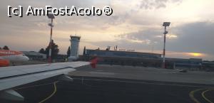 [P08] Clădirea aeroportului din avion » foto by irinad
 - 
<span class="allrVoted glyphicon glyphicon-heart hidden" id="av1242587"></span>
<a class="m-l-10 hidden" id="sv1242587" onclick="voting_Foto_DelVot(,1242587,26968)" role="button">șterge vot <span class="glyphicon glyphicon-remove"></span></a>
<a id="v91242587" class=" c-red"  onclick="voting_Foto_SetVot(1242587)" role="button"><span class="glyphicon glyphicon-heart-empty"></span> <b>LIKE</b> = Votează poza</a> <img class="hidden"  id="f1242587W9" src="/imagini/loader.gif" border="0" /><span class="AjErrMes hidden" id="e1242587ErM"></span>