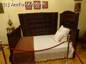 [P24] Dormitor - Pat din lemn de nuc aparținând familiei Cuza. » foto by tata123 🔱
 - 
<span class="allrVoted glyphicon glyphicon-heart hidden" id="av1243605"></span>
<a class="m-l-10 hidden" id="sv1243605" onclick="voting_Foto_DelVot(,1243605,26982)" role="button">șterge vot <span class="glyphicon glyphicon-remove"></span></a>
<a id="v91243605" class=" c-red"  onclick="voting_Foto_SetVot(1243605)" role="button"><span class="glyphicon glyphicon-heart-empty"></span> <b>LIKE</b> = Votează poza</a> <img class="hidden"  id="f1243605W9" src="/imagini/loader.gif" border="0" /><span class="AjErrMes hidden" id="e1243605ErM"></span>