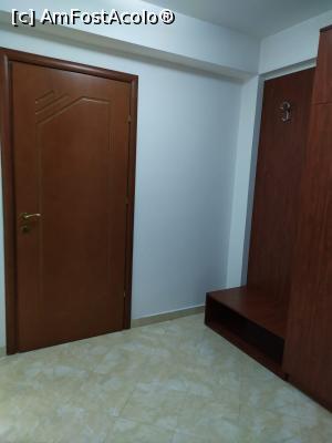 [P03] intrare si hol camera hotel Nar » foto by ralt
 - 
<span class="allrVoted glyphicon glyphicon-heart hidden" id="av1247988"></span>
<a class="m-l-10 hidden" id="sv1247988" onclick="voting_Foto_DelVot(,1247988,27018)" role="button">șterge vot <span class="glyphicon glyphicon-remove"></span></a>
<a id="v91247988" class=" c-red"  onclick="voting_Foto_SetVot(1247988)" role="button"><span class="glyphicon glyphicon-heart-empty"></span> <b>LIKE</b> = Votează poza</a> <img class="hidden"  id="f1247988W9" src="/imagini/loader.gif" border="0" /><span class="AjErrMes hidden" id="e1247988ErM"></span>