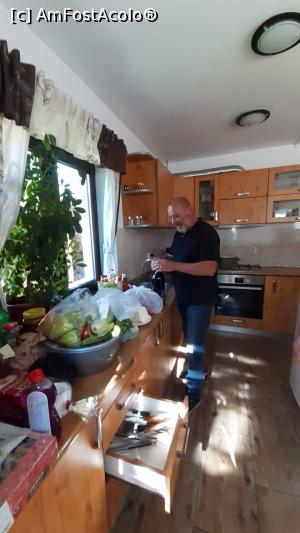 [P12] Bucătarul care desface o sticla de vin înainte de ciorba radauteana » foto by adri-nico
 - 
<span class="allrVoted glyphicon glyphicon-heart hidden" id="av1248143"></span>
<a class="m-l-10 hidden" id="sv1248143" onclick="voting_Foto_DelVot(,1248143,27021)" role="button">șterge vot <span class="glyphicon glyphicon-remove"></span></a>
<a id="v91248143" class=" c-red"  onclick="voting_Foto_SetVot(1248143)" role="button"><span class="glyphicon glyphicon-heart-empty"></span> <b>LIKE</b> = Votează poza</a> <img class="hidden"  id="f1248143W9" src="/imagini/loader.gif" border="0" /><span class="AjErrMes hidden" id="e1248143ErM"></span>