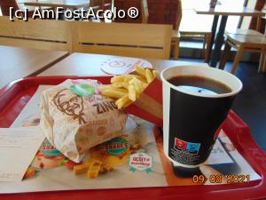 [P01] KFC polonez, paharul de cola îl poti umple de mai multe ori... » foto by Yolanda
 - 
<span class="allrVoted glyphicon glyphicon-heart hidden" id="av1256552"></span>
<a class="m-l-10 hidden" id="sv1256552" onclick="voting_Foto_DelVot(,1256552,27057)" role="button">șterge vot <span class="glyphicon glyphicon-remove"></span></a>
<a id="v91256552" class=" c-red"  onclick="voting_Foto_SetVot(1256552)" role="button"><span class="glyphicon glyphicon-heart-empty"></span> <b>LIKE</b> = Votează poza</a> <img class="hidden"  id="f1256552W9" src="/imagini/loader.gif" border="0" /><span class="AjErrMes hidden" id="e1256552ErM"></span>