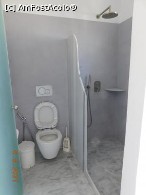 [P26] Andriani's Guest House: cele două mici încăperi, una cu duşul, cealalată cu vasul de wc » foto by irinad
 - 
<span class="allrVoted glyphicon glyphicon-heart hidden" id="av1263431"></span>
<a class="m-l-10 hidden" id="sv1263431" onclick="voting_Foto_DelVot(,1263431,27166)" role="button">șterge vot <span class="glyphicon glyphicon-remove"></span></a>
<a id="v91263431" class=" c-red"  onclick="voting_Foto_SetVot(1263431)" role="button"><span class="glyphicon glyphicon-heart-empty"></span> <b>LIKE</b> = Votează poza</a> <img class="hidden"  id="f1263431W9" src="/imagini/loader.gif" border="0" /><span class="AjErrMes hidden" id="e1263431ErM"></span>